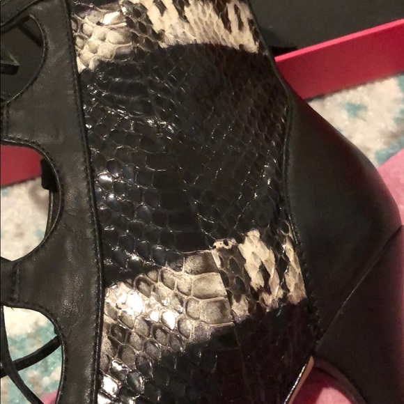 Isa Tapia lace up snake print heels booties - Picture 6 of 7